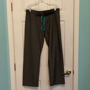 Figs Women’s Livingston Basic Scrub Pants Medium Petite in Gray/Grey